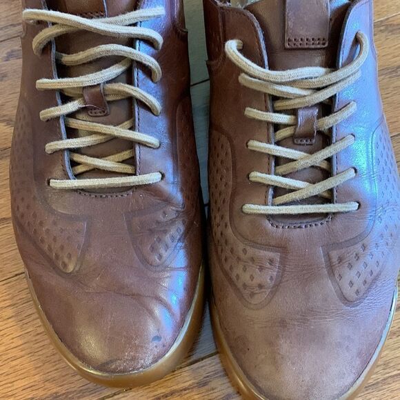 Clark’s Leather Size 8.5 tan sneakers main image 8